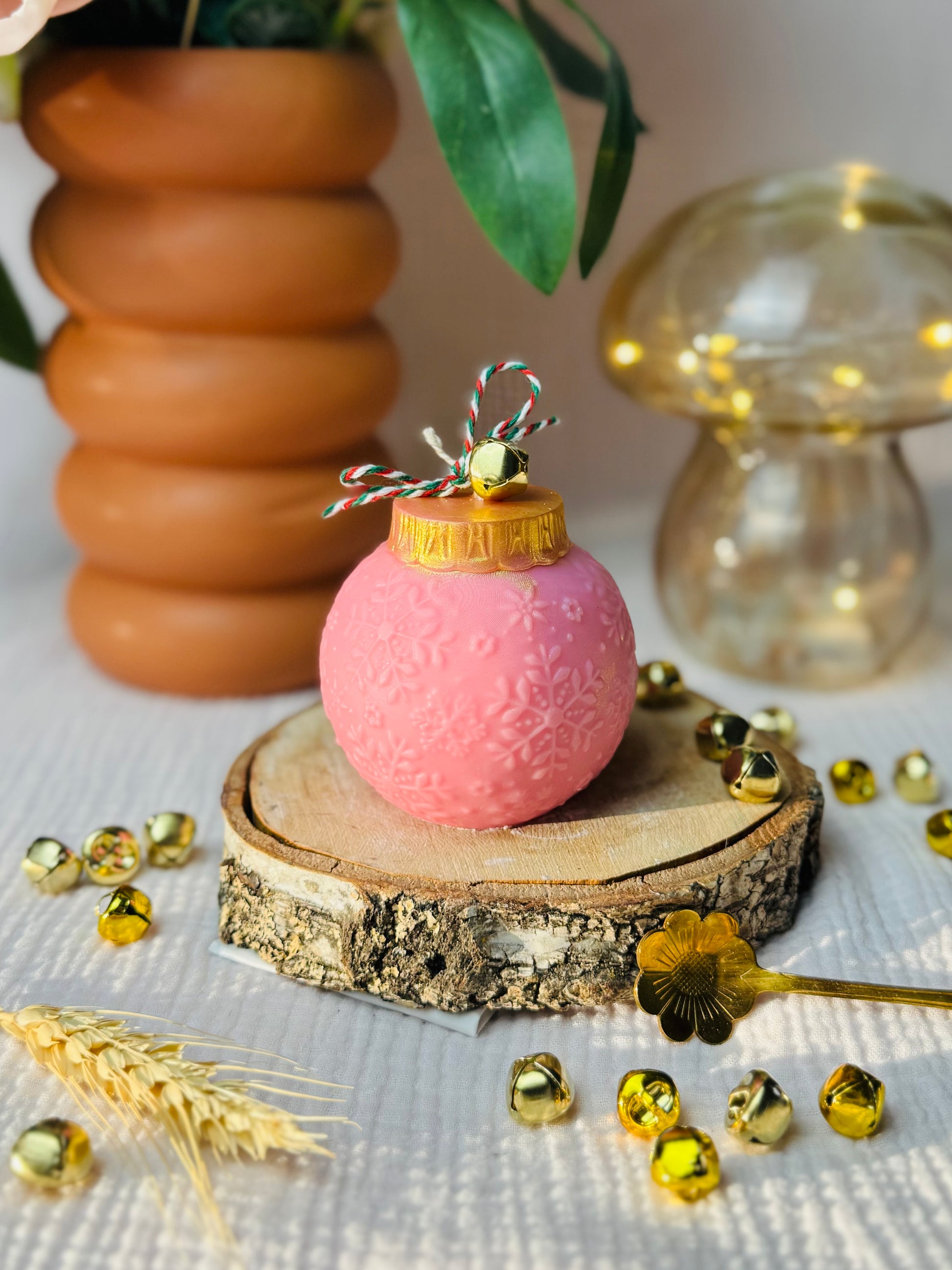 BOUGIE FANTAISIE BOULE FLOCON DE NEIGE (2 coloris au choix- bleu ou rose)