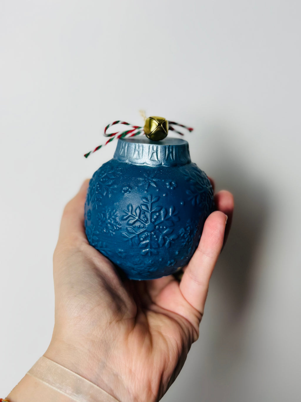 BOUGIE FANTAISIE BOULE FLOCON DE NEIGE (2 coloris au choix- bleu ou rose)