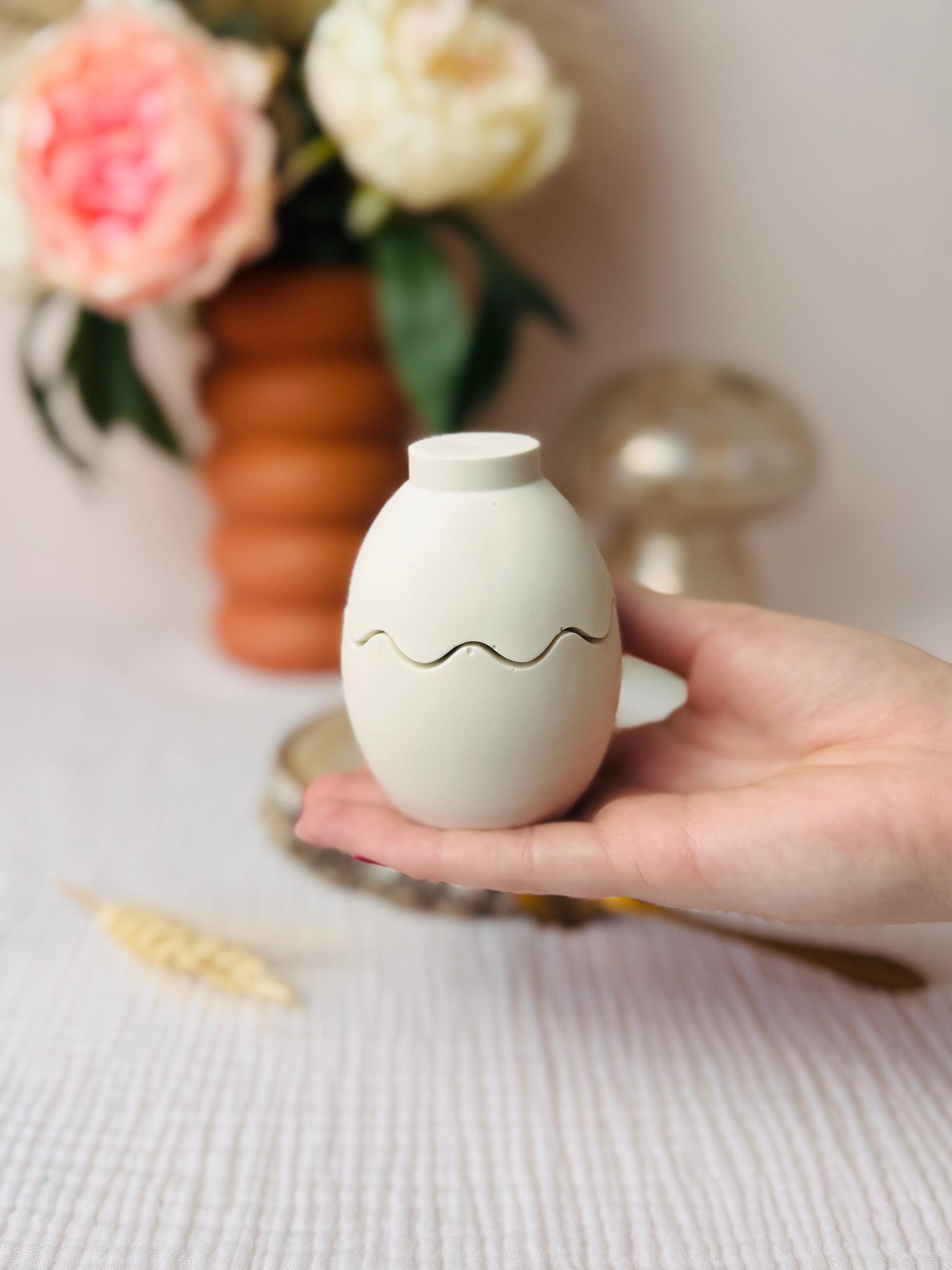 BOUGIE ARTISANALE - OEUF DE PÂQUES EN JESMONITE