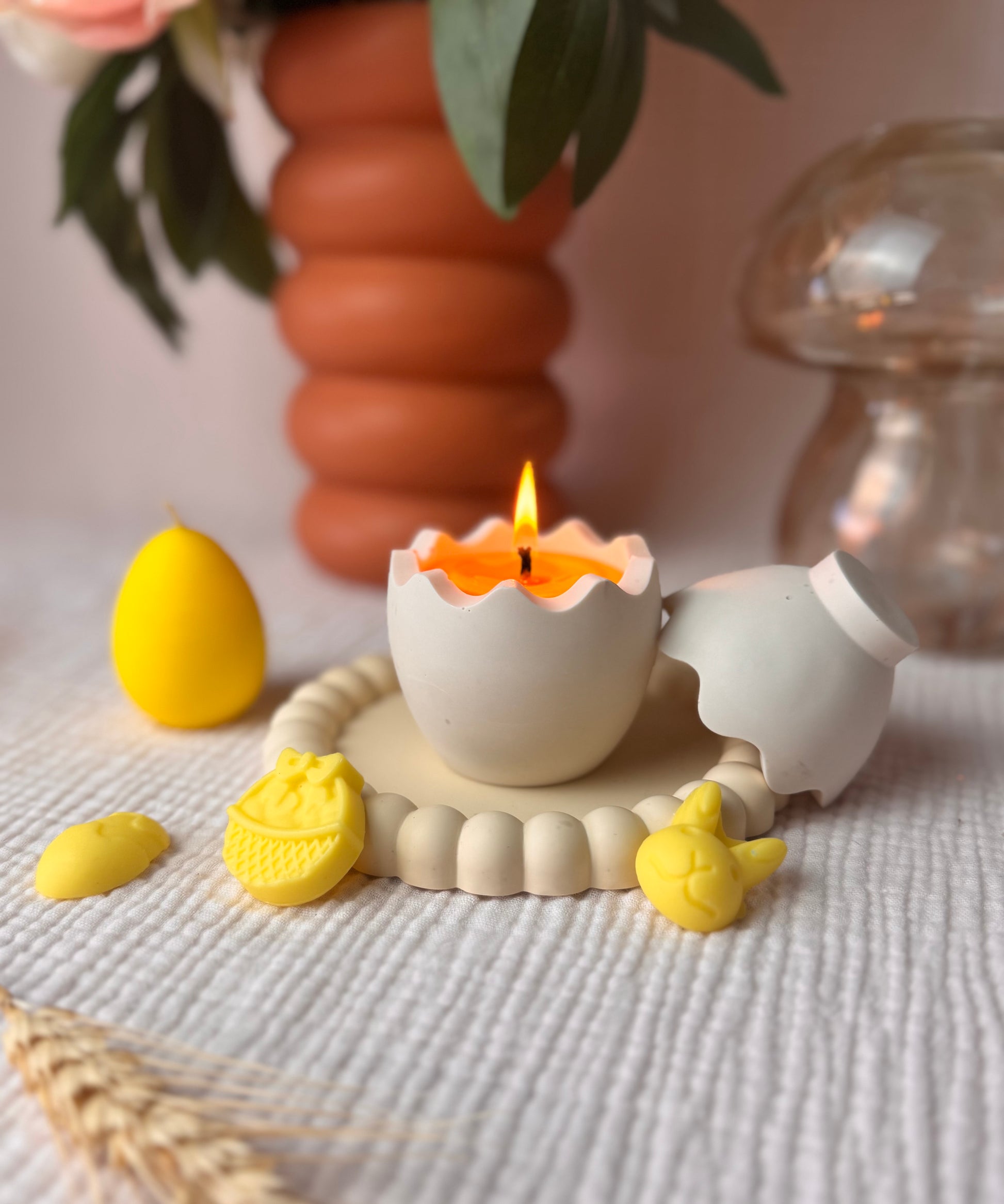 BOUGIE ARTISANALE - OEUF DE PÂQUES EN JESMONITE