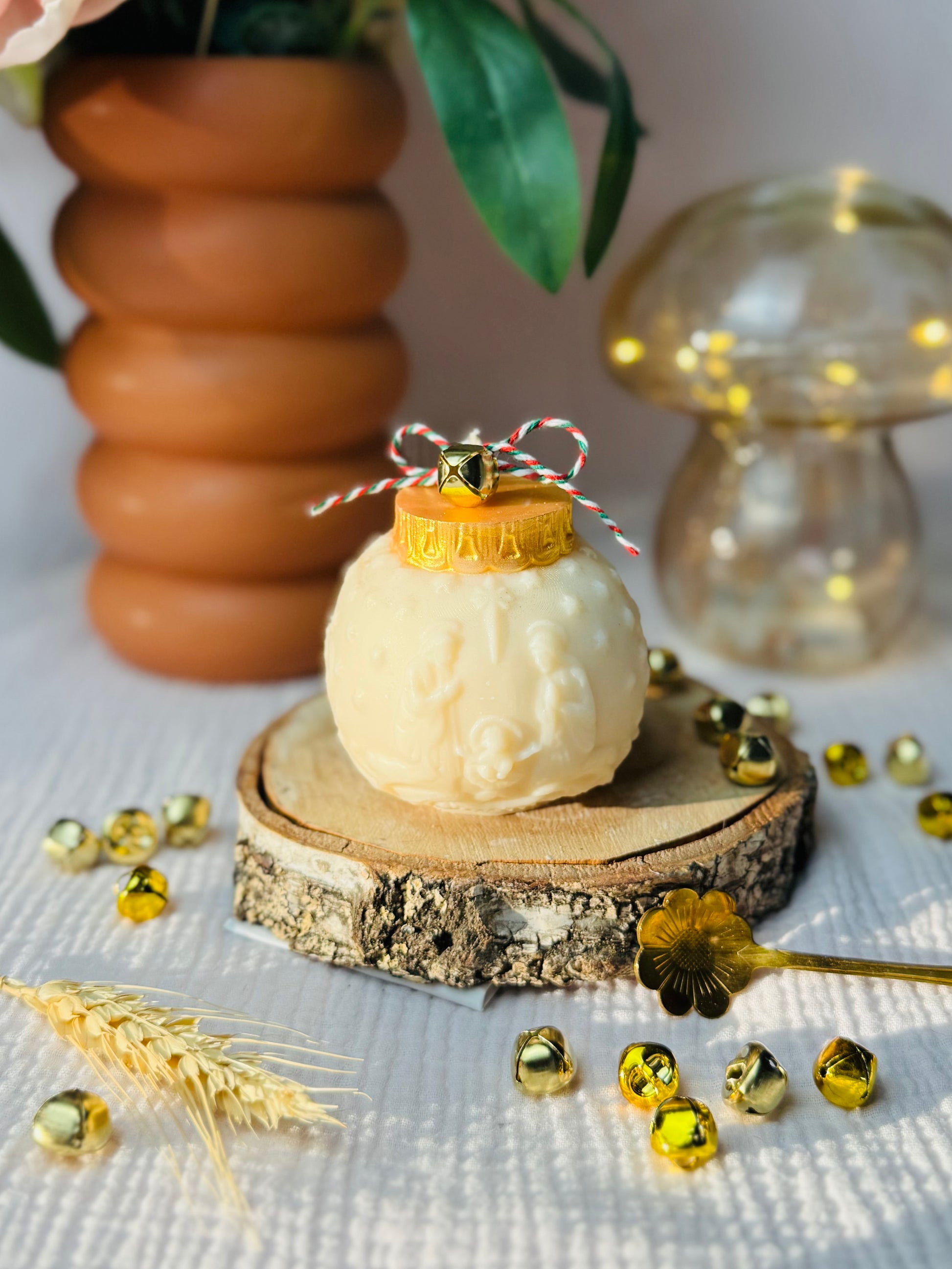 BOUGIE FANTAISIE BOULE SAINTE FAMILLE