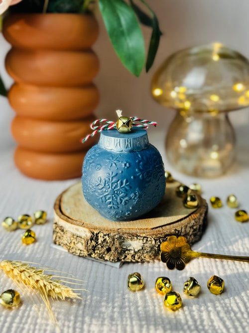 BOUGIE FANTAISIE BOULE FLOCON DE NEIGE (2 coloris au choix- bleu ou rose)