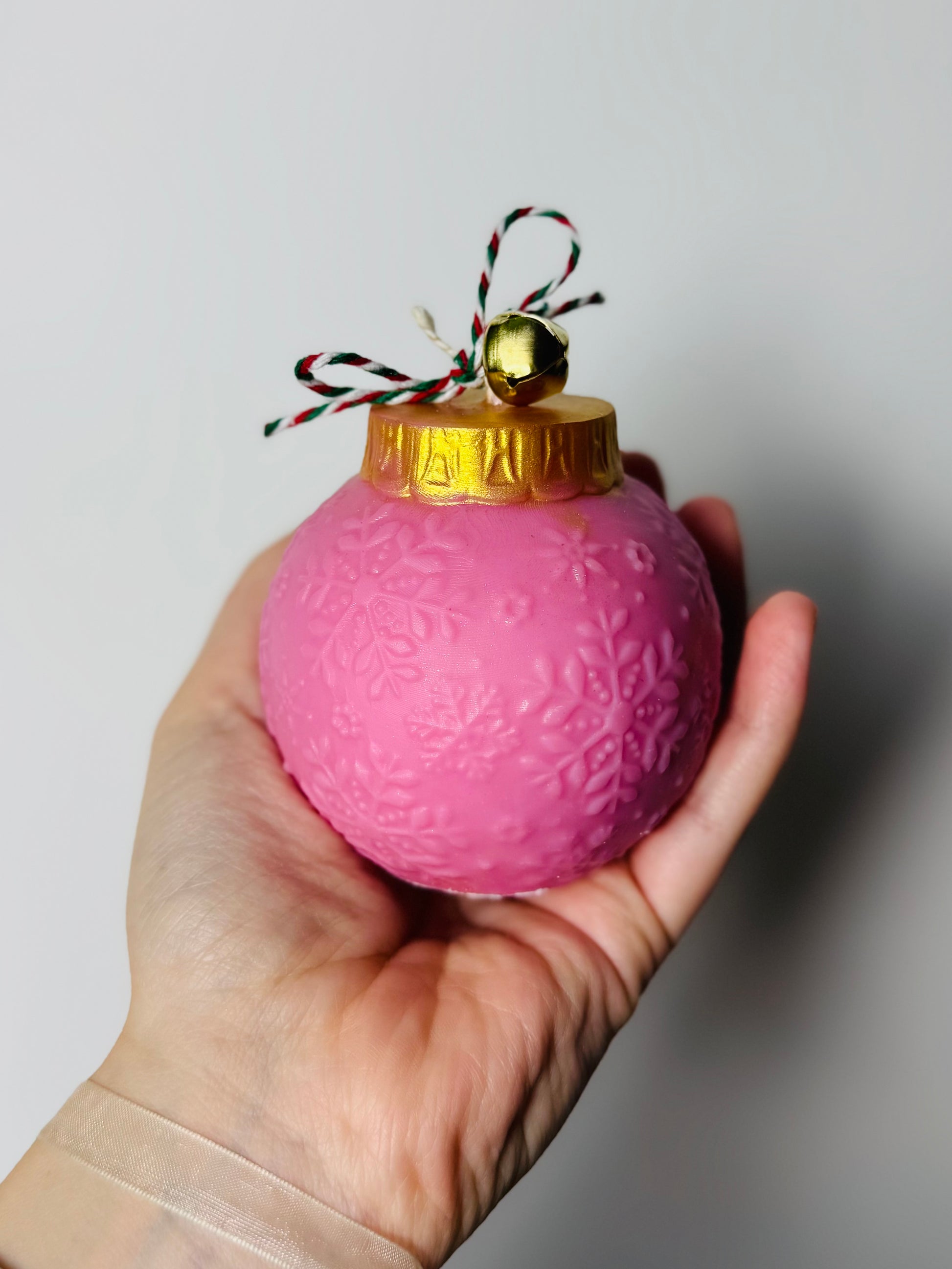 BOUGIE FANTAISIE BOULE FLOCON DE NEIGE (2 coloris au choix- bleu ou rose)